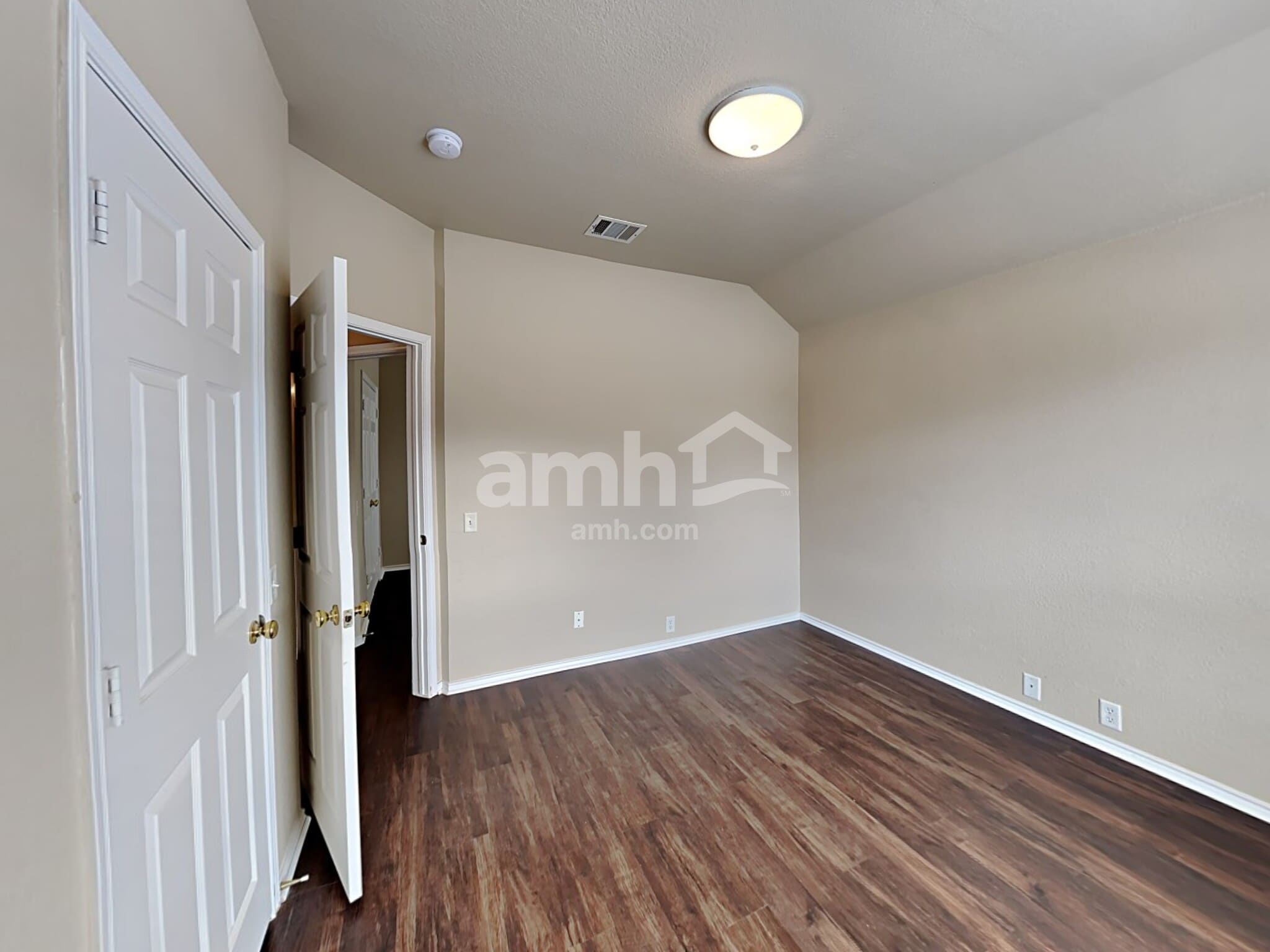 Building Photo - 2910 Saint Jude Dr