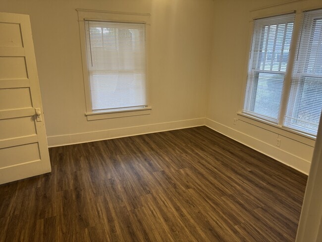 Building Photo - 831 Watkins St