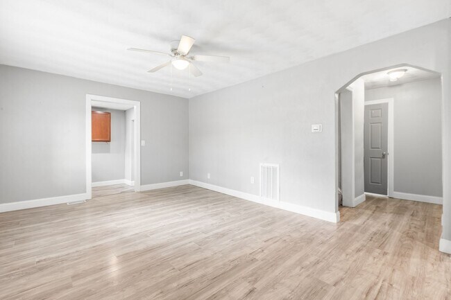 Building Photo - Move In Ready Norfolk Home!!