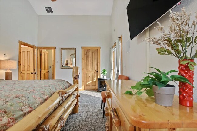 Building Photo - 130 Par Dr