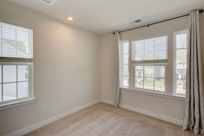 Building Photo - Like New End Unit Townhome, 3 Bed 2.5 Bath