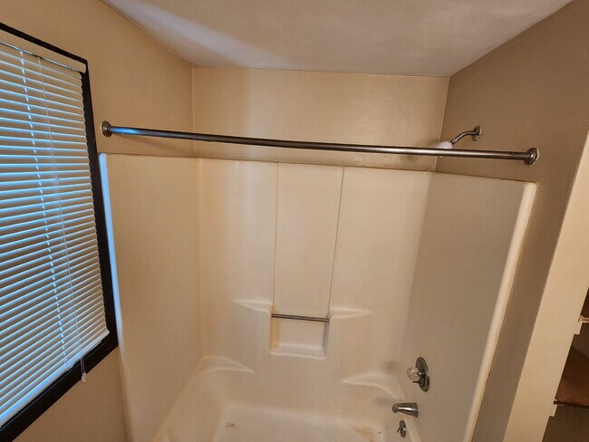 Building Photo - UPPER: 1 Bedroom Apartment in a quiet building.