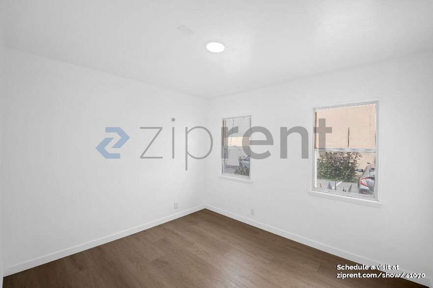 Building Photo - 3416 1/2 Bronson Ave
