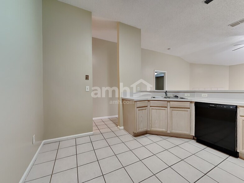 Building Photo - 3370 Westfield Dr