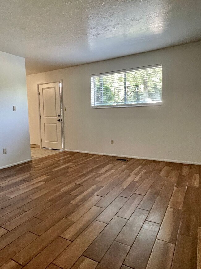 Building Photo - 210 N Pingree Ave