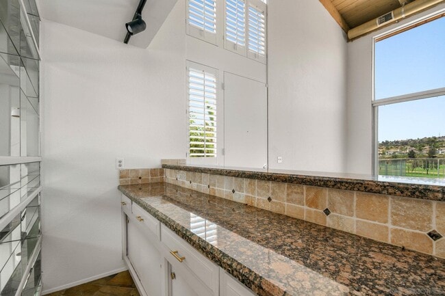 Building Photo - 2544 Navarra Dr