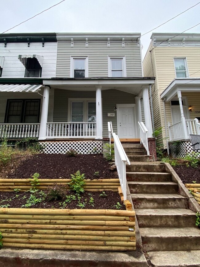 Primary Photo - 1242 Parkwood Ave