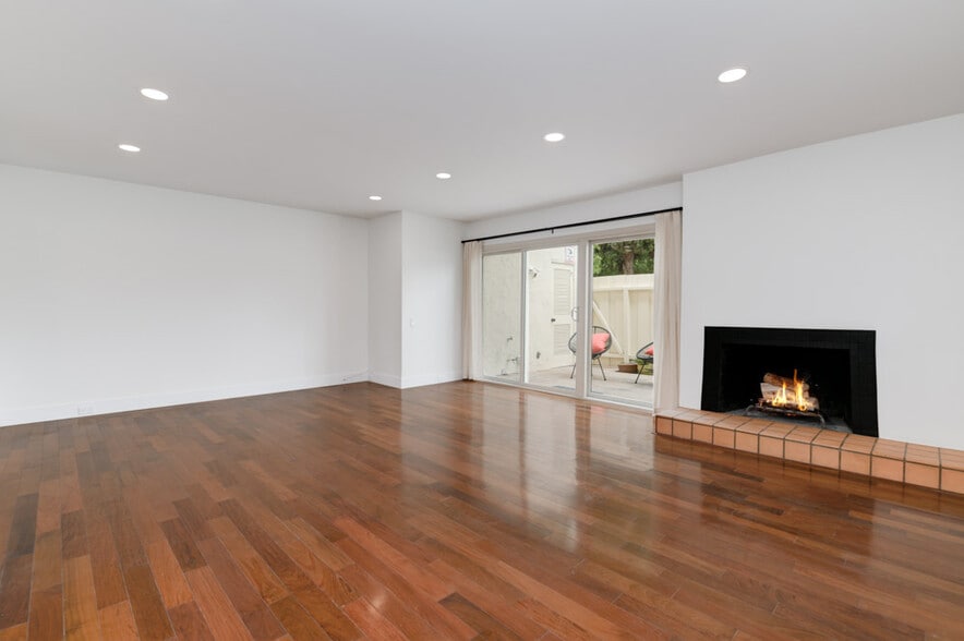 Building Photo - 4373 Loma Riviera Ct