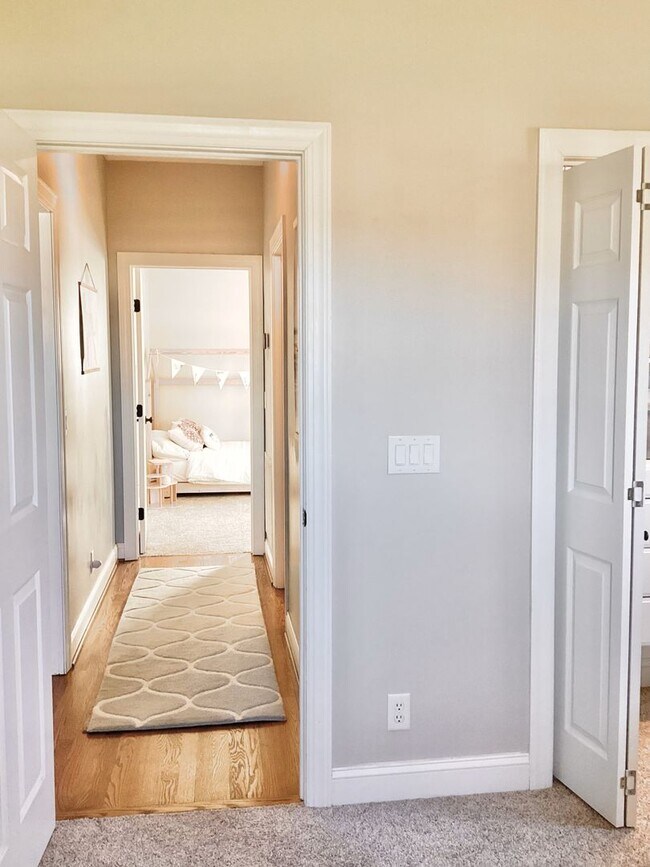 Building Photo - 4 Bed/3 Bath Spacious Home! Extra 2 Car Ga...