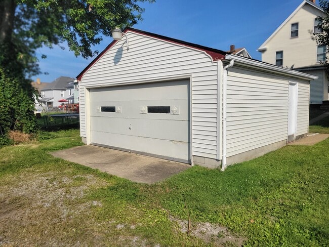 Building Photo - 936 Beckford St