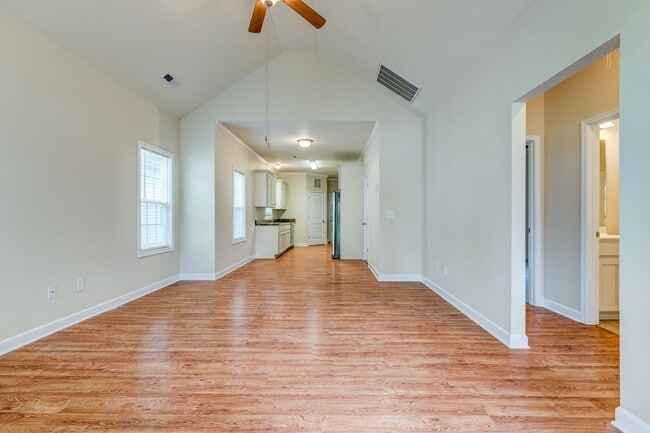 Building Photo - Feels Like New 3 Bed 2 Bath Minutes from High Point University!