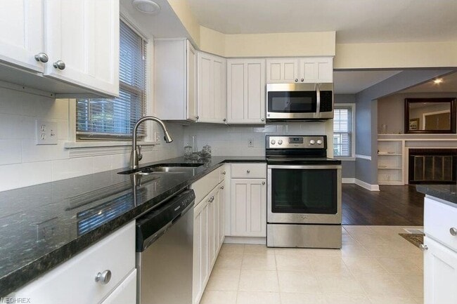 Building Photo - 31011 Carlton Dr