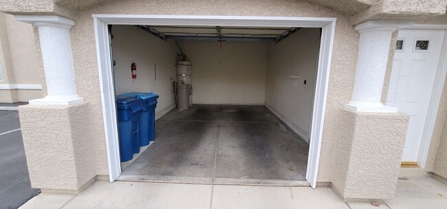 Building Photo - Beautiful Condo in Gated Community with Pool & Spa!