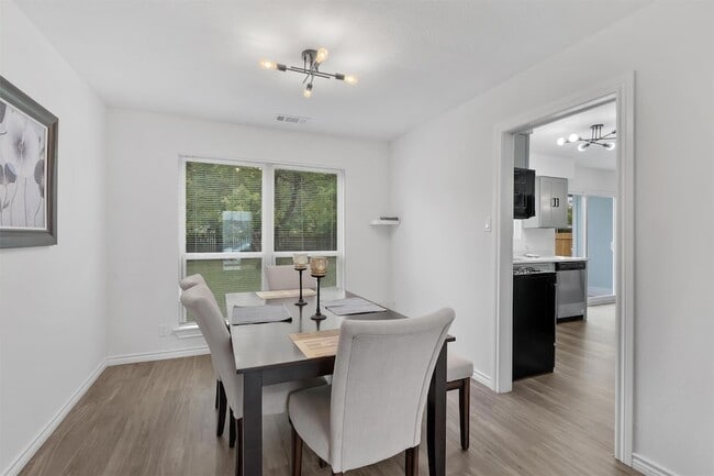 Building Photo - 405 E Logan St