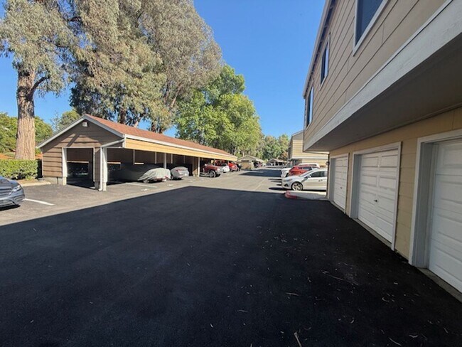 Building Photo - Renovated 2-Bedroom Condo in Martinez