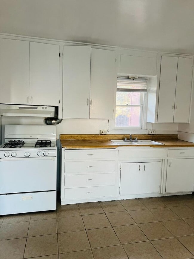 Building Photo - One Bedroom Cottage Available Now