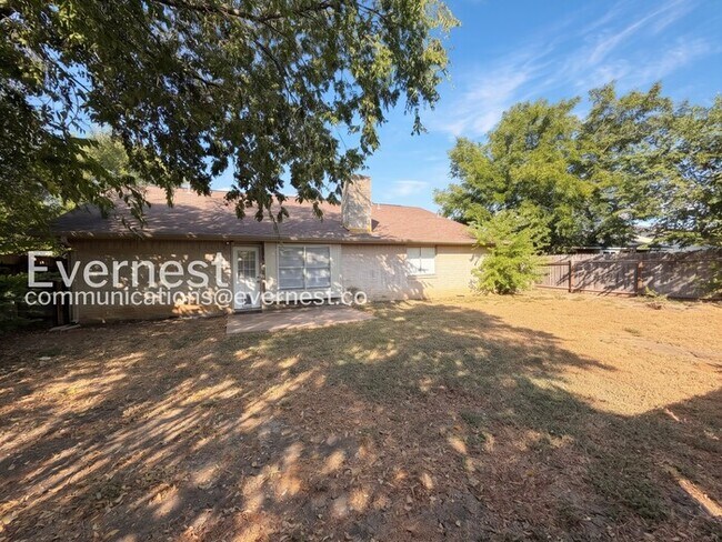 Building Photo - 3 Bed, 2 Bath Home with Fenced Yard & Garage / Pet-Friendly / Available Now!