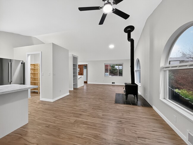 Building Photo - 5502 NE 10th St