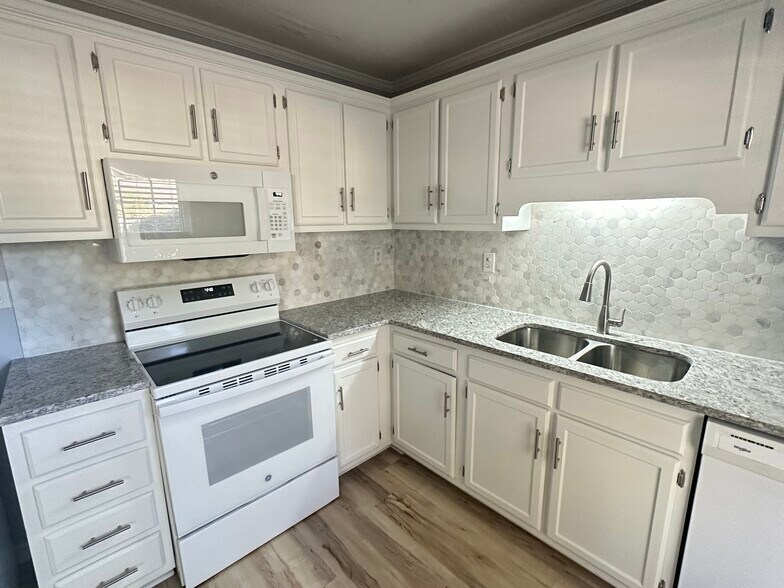 Building Photo - 910 Dolphin Ct