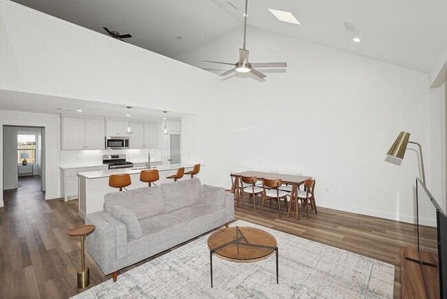 Building Photo - Furnished