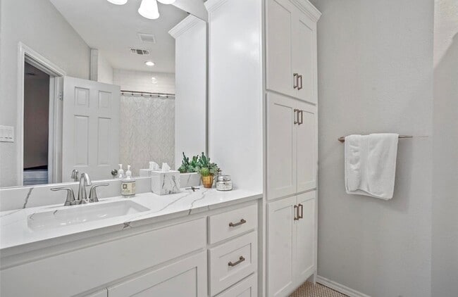 Building Photo - 4301 Bellaire Dr S