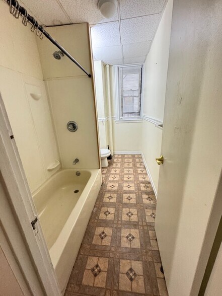 Building Photo - 390 Riverway