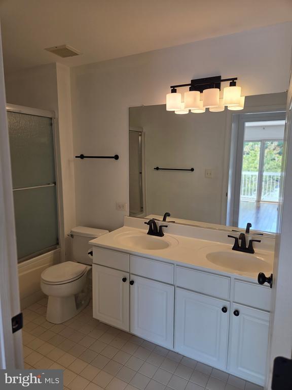 Building Photo - 1930 Crescent Park Dr