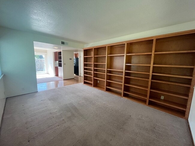 Building Photo - Spacious 4bed 2bath home available now!