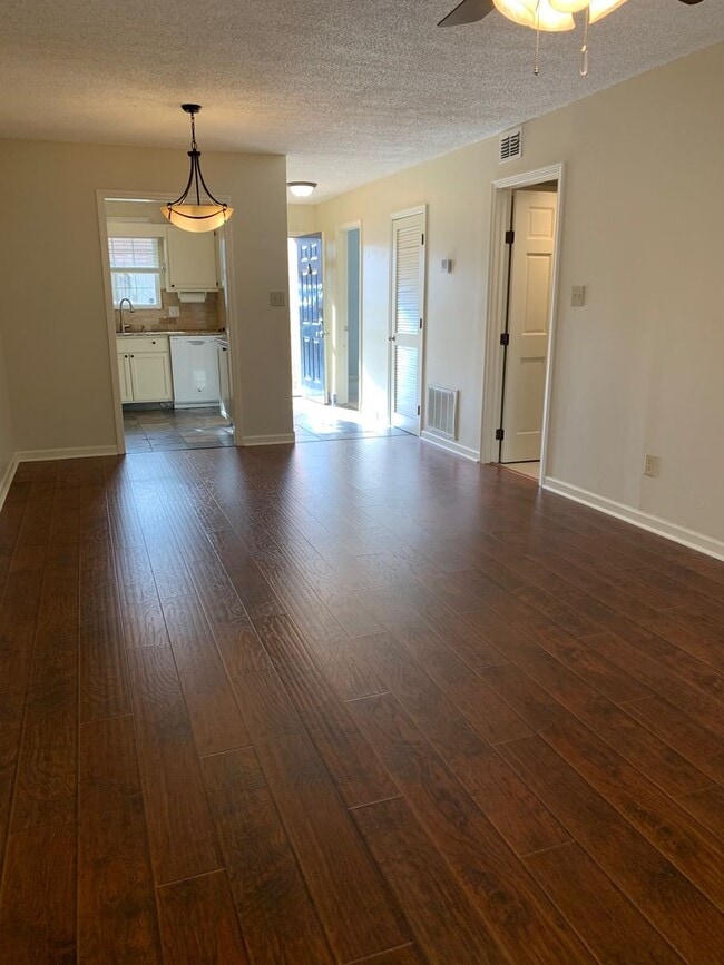 Building Photo - Winfield Chase Condo 2 BR 1 BA off Prince ...