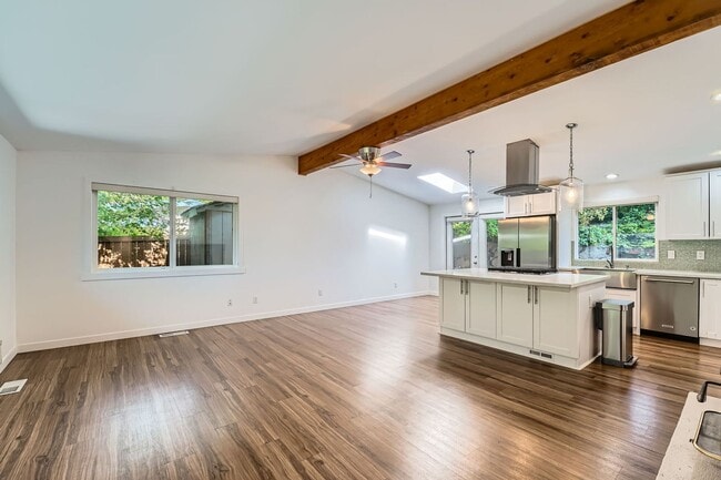 Building Photo - Beautiful Modern House Near Lake Hills and...