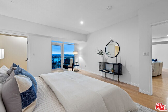 Building Photo - 13600 Marina Pointe Dr