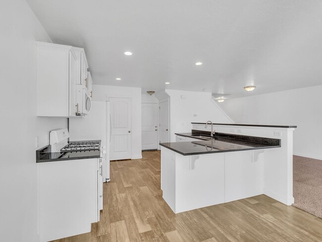 Building Photo - Beautiful 3-bedroom, 2-bath townhome