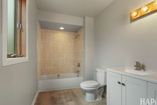 Building Photo - 920 Pleasant St