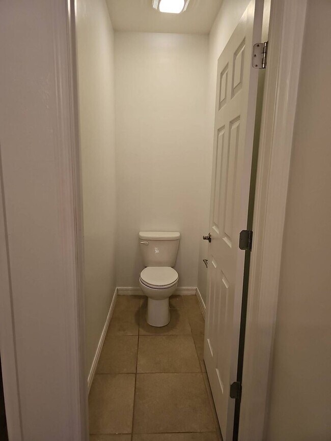Building Photo - Nice 3 bed 2 bath 2 car garage single family home in Cape Coral with lawn care included.