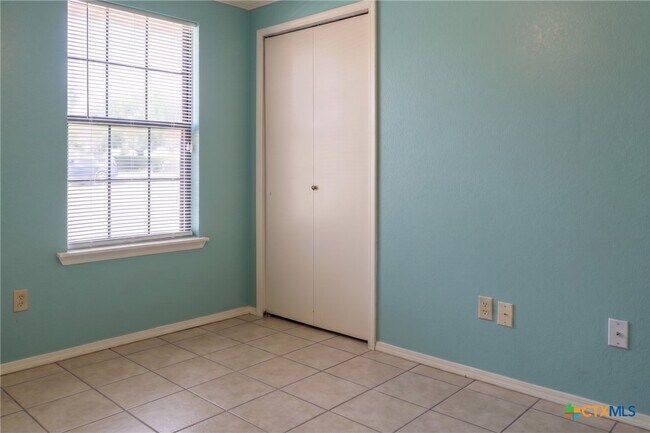 Building Photo - 2404 Fieldstone Dr