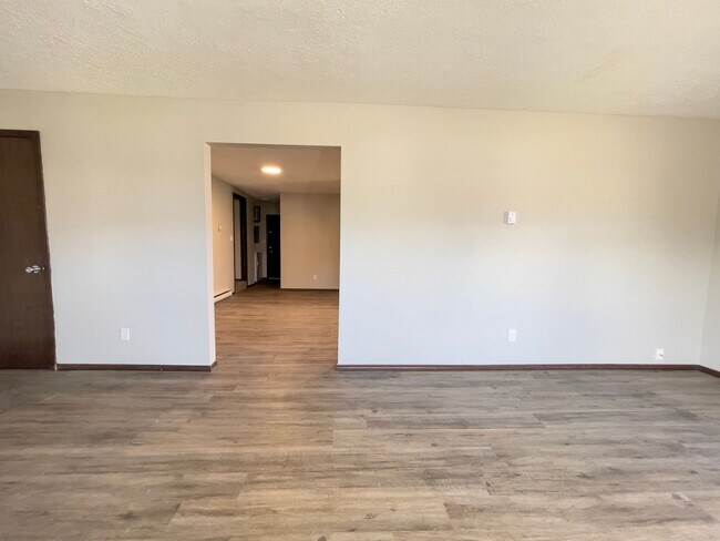 Building Photo - 2213 E Memorial Dr