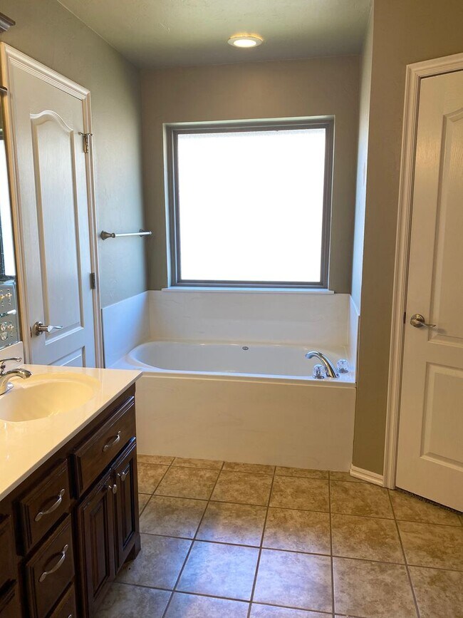 Building Photo - Beautiful Home in Southeast Moore with Storm Shelter!