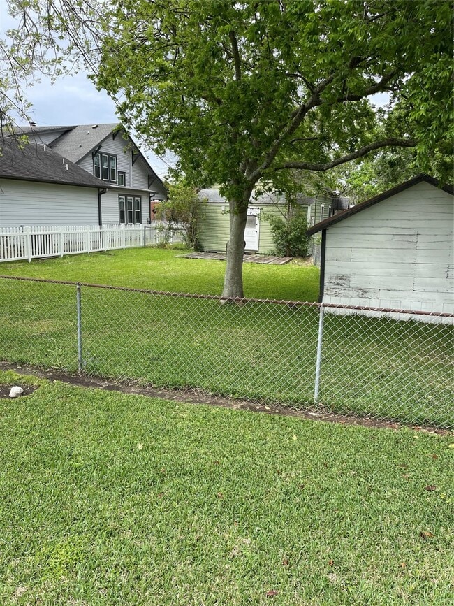 Building Photo - 207 S 1st St