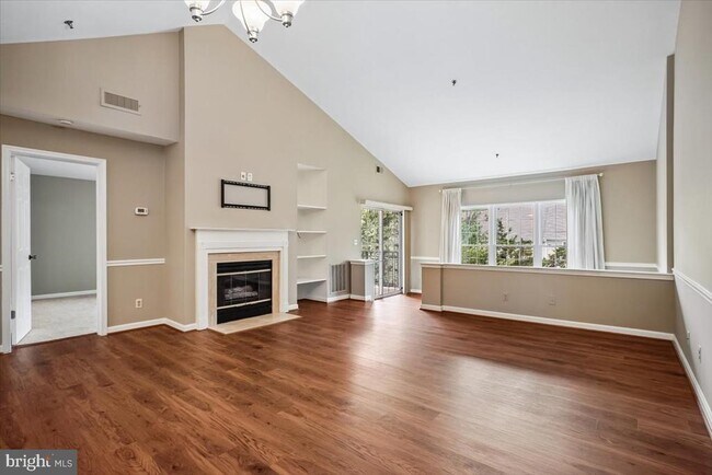 Building Photo - 1100 Quaker Hill Dr