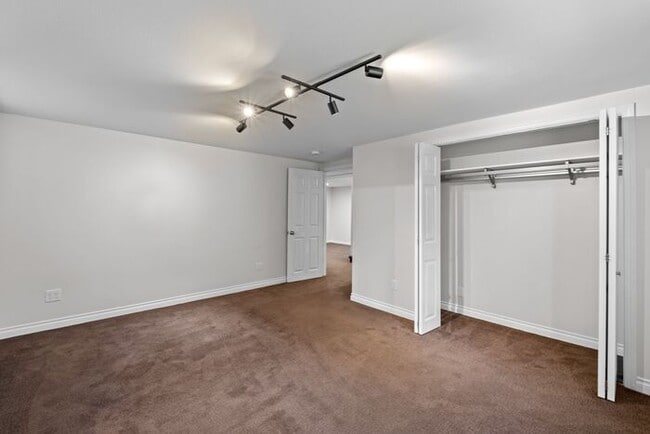 Building Photo - Elegant and Spacious Air-Conditioned Lincoln Park Rambler