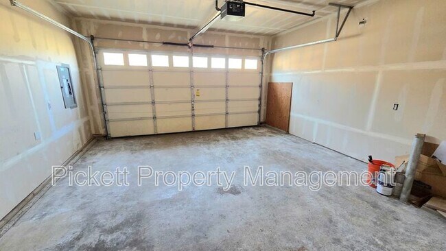 Building Photo - 6710 Takota Pl NE
