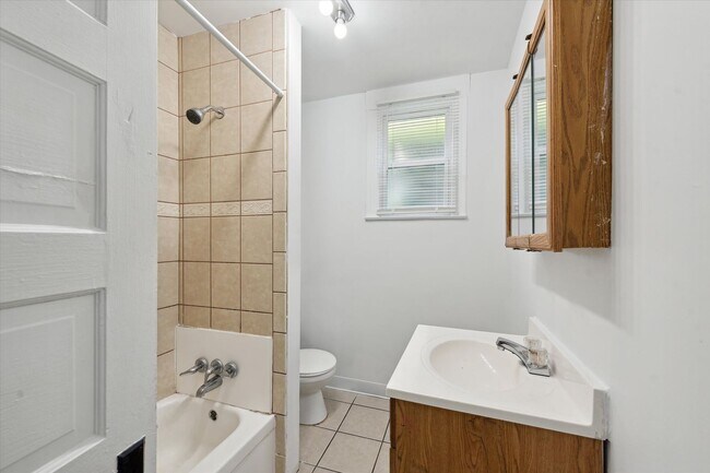 Building Photo - 4 Bedroom 2 Bath $1,500