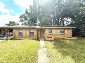 Building Photo - ** 3 Bed 1 Bath located in Grove Hill Estates ** Call 334-366-9198 to schedule a self tour