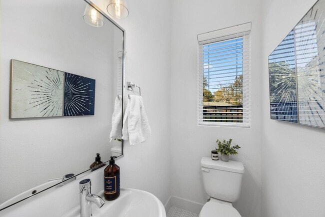 Building Photo - 1540 W Tidwell Rd