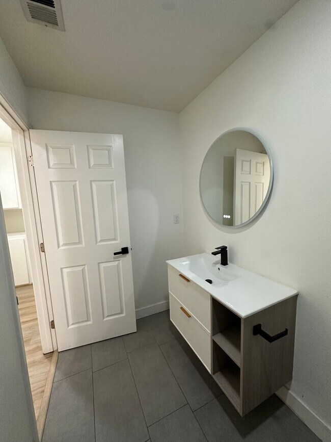 Building Photo - Charming Home Rent Ready !