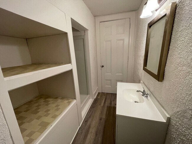 Building Photo - 150 Walnut St