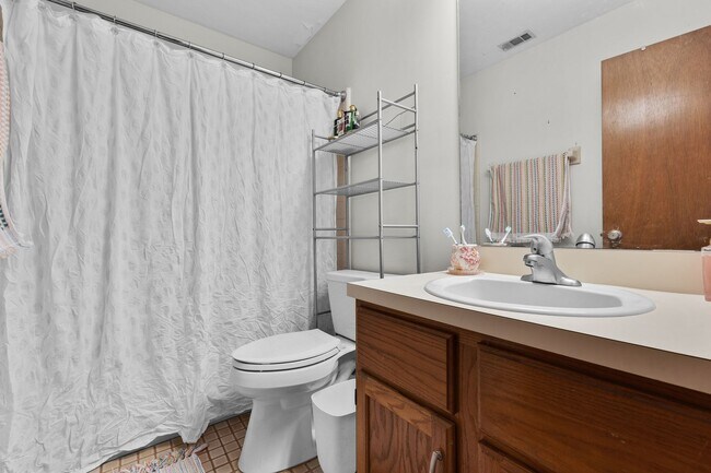 Building Photo - this well-maintained townhome features 2 bedrooms and 2 bathrooms