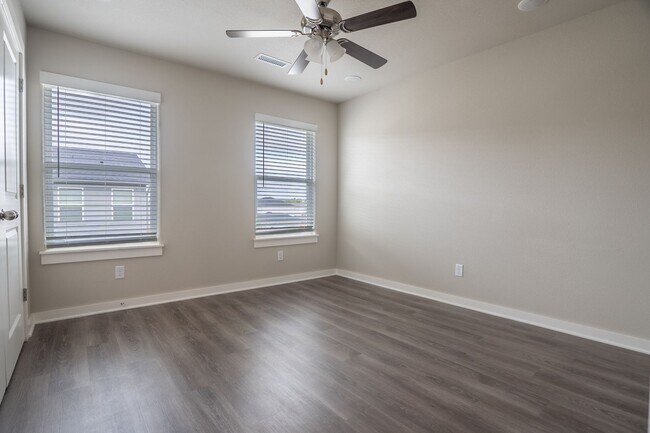 Building Photo - 711 N Honey Locust Bnd