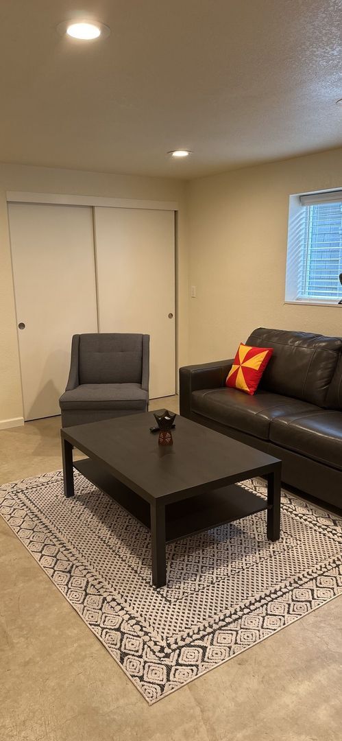 Building Photo - SHORT TERM LEASE ONLY - FULLY FURNISHED UNIT!