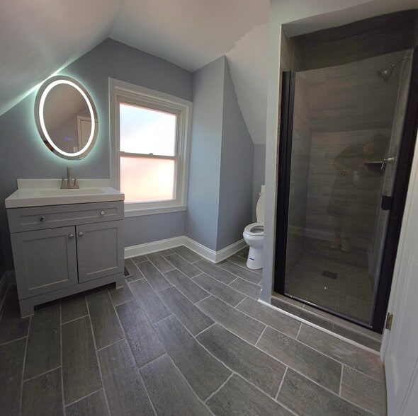 Master bathroom - 2103 S 20th Ave